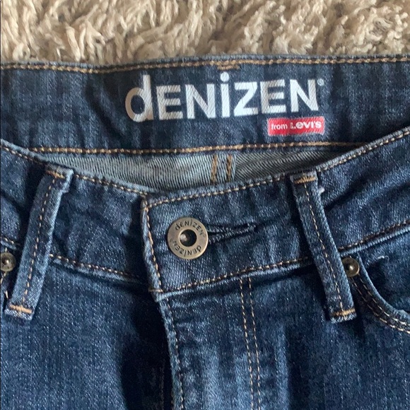 Levi Denizen medium wash capris - Picture 4 of 5